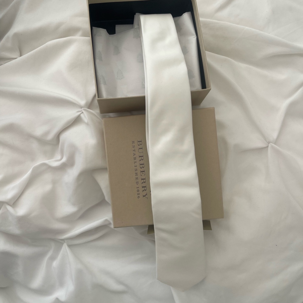 Burberry men’s white tie